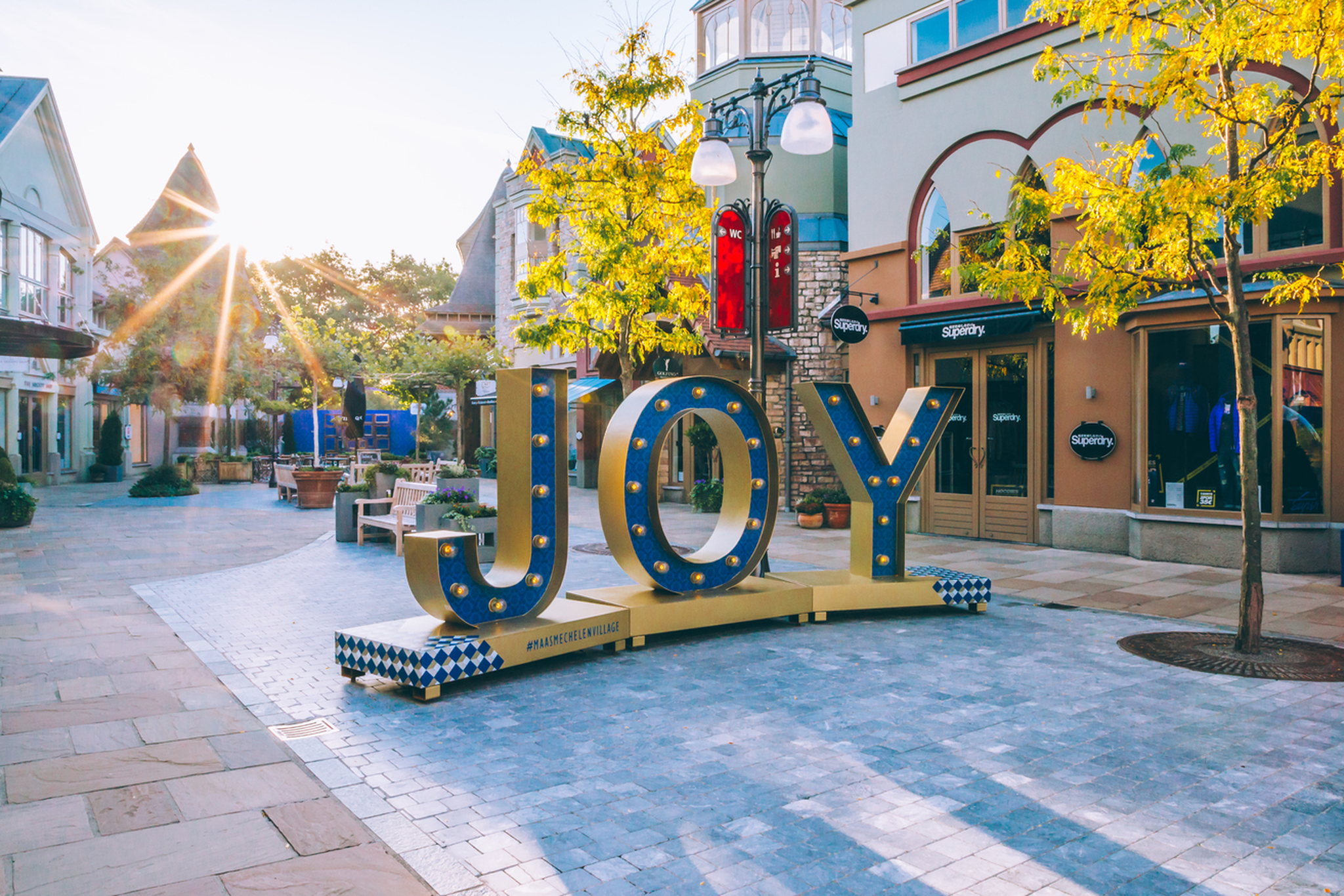 WINTERSOLDEN SHOPPING IN MAASMECHELEN VILLAGE